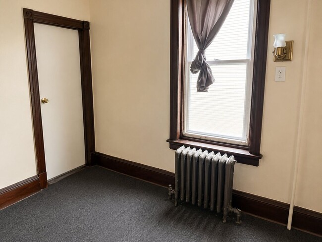 Building Photo - Spacious 6-Bedroom Rental in North Philadelphia | Small Dogs Welcome