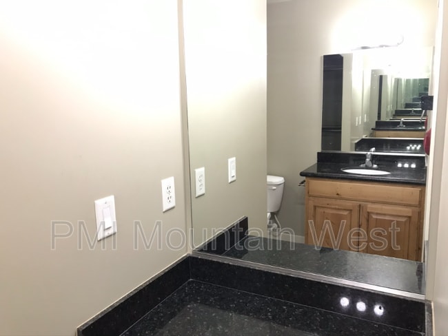 Building Photo - 1039 950 N