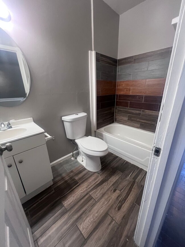 Building Photo - Beautifully Updated 3 Bedroom House