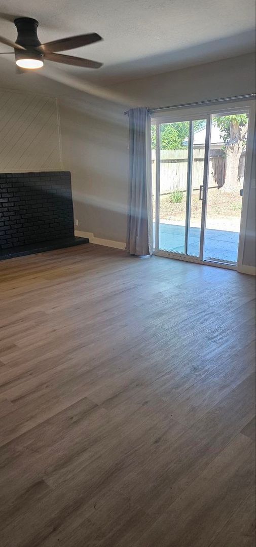 Building Photo - Stylish, Spacious & Super Inviting!