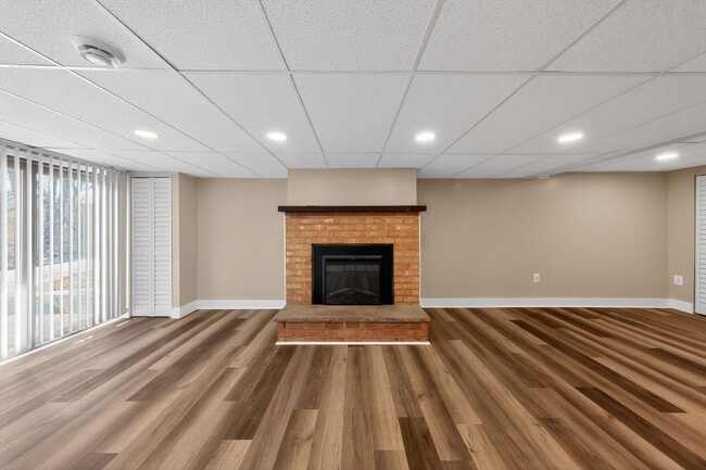 Building Photo - Newly Refinished 2 Bedroom Townhome