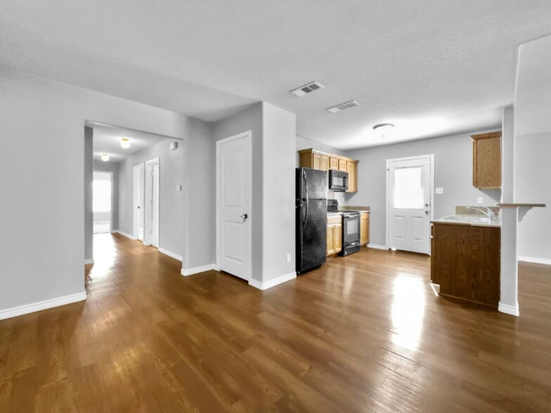 Building Photo - 511 Kacie Dr