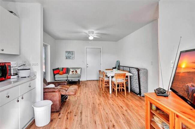 Building Photo - 458 SW 9th St