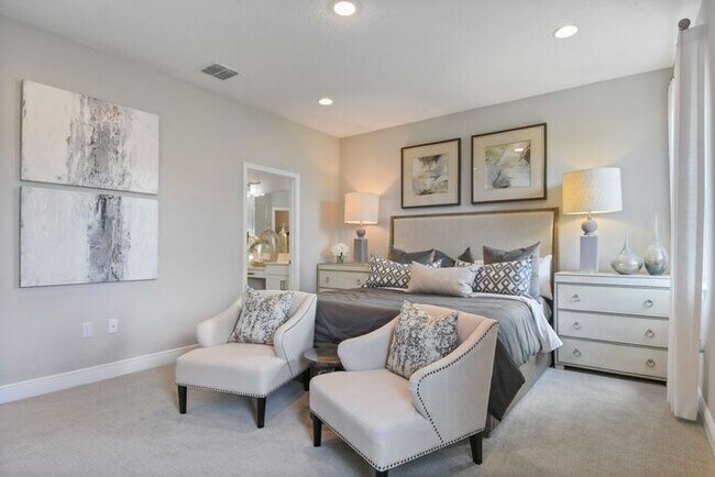 Building Photo - Luxurious 5/3.5 Stunning Home with a Generous Loft and a 2 Car Garage in the Highly Desired Hartw...