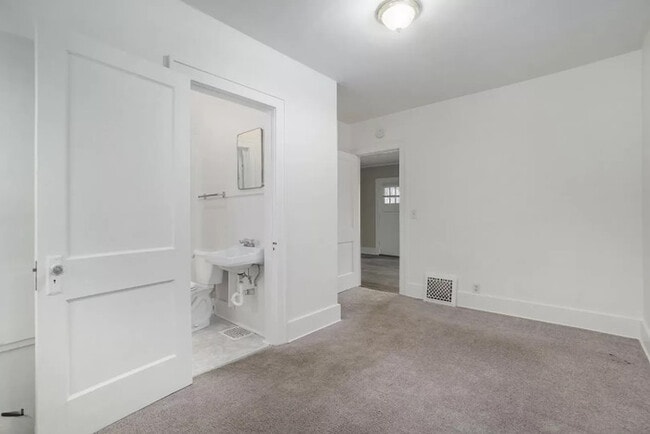 Building Photo - $1450- 2 Bedroom home, Renovated, NEW PICT...
