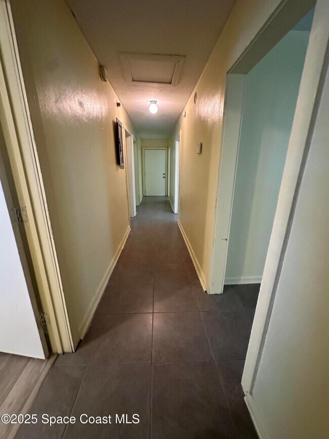 Building Photo - 1057 S Deleon Ave