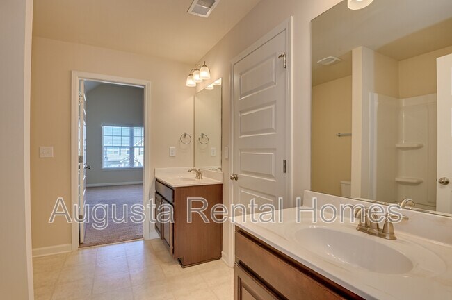 Building Photo - 5014 Vine Ln