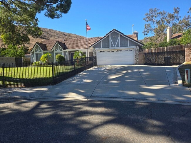 Building Photo - Nice Single Story Home