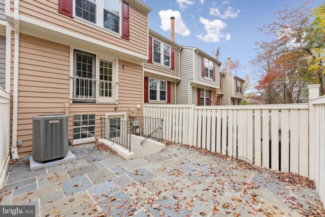 Building Photo - 1581 Woodcrest Dr