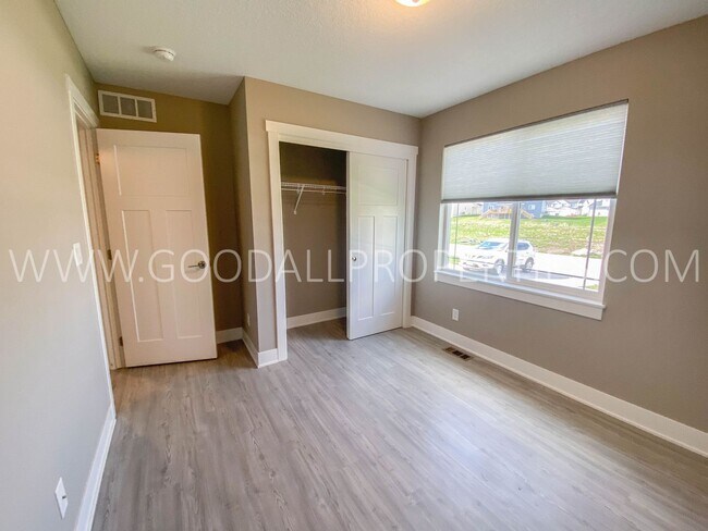 Building Photo - Must See this 4 Bedroom Walkout Ranch in Desoto