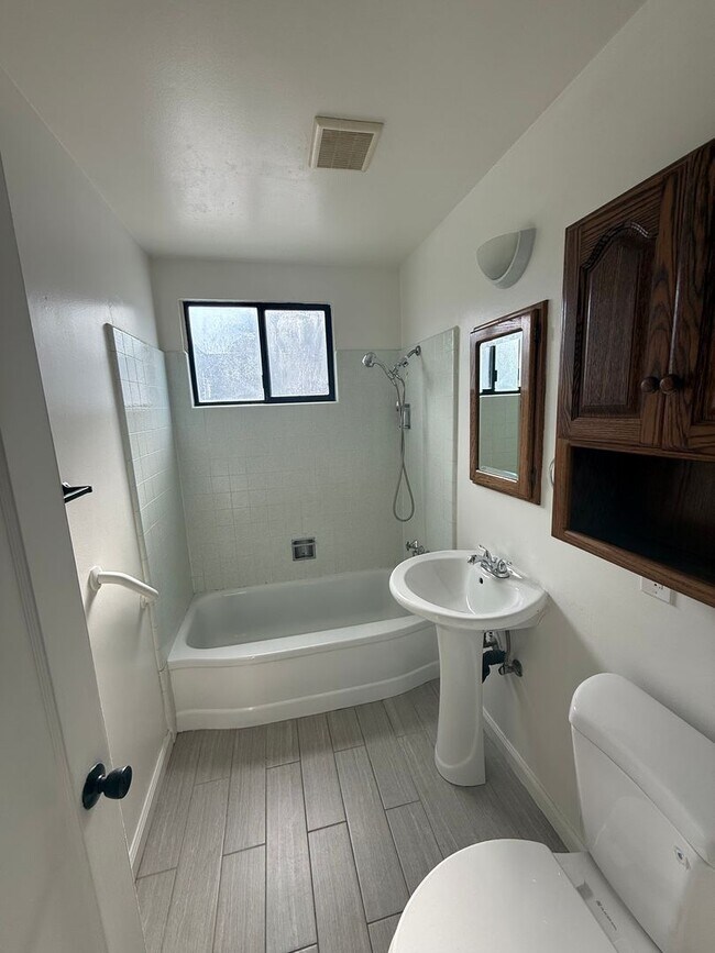 Building Photo - Easy Freeway access