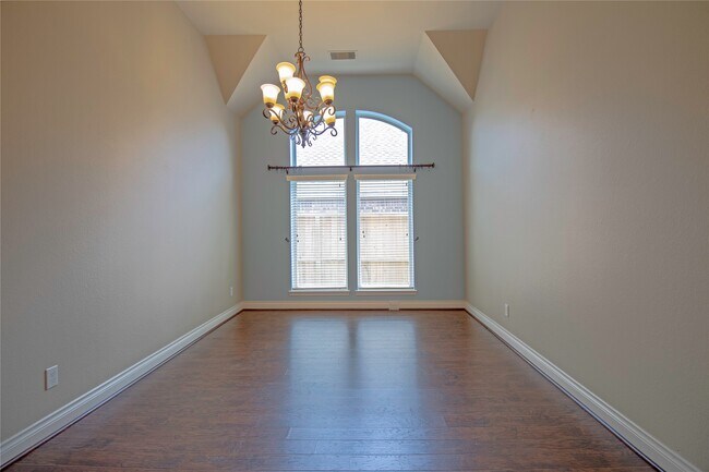 Building Photo - 2019 Sunset Springs Dr