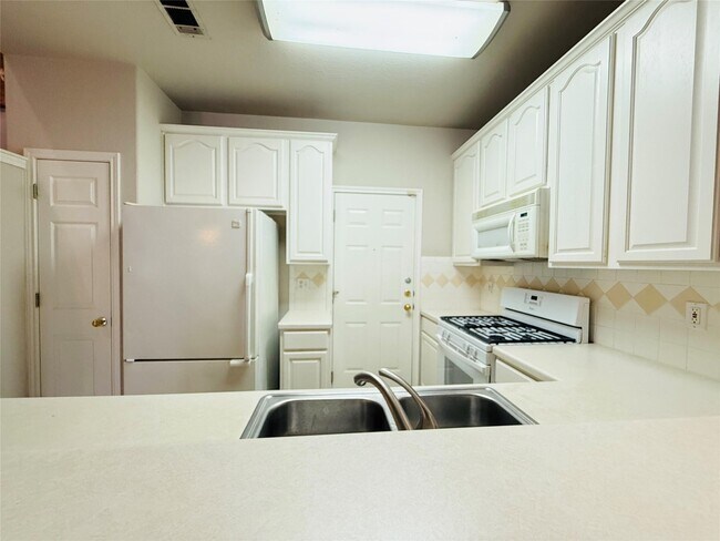 Building Photo - 2100 Pipers Field Dr