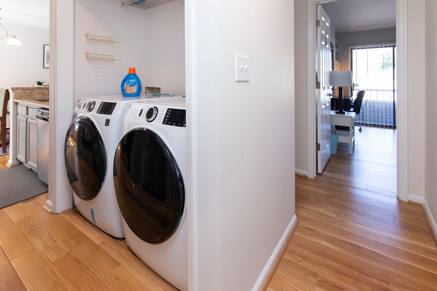 Building Photo - 212 W 10th St