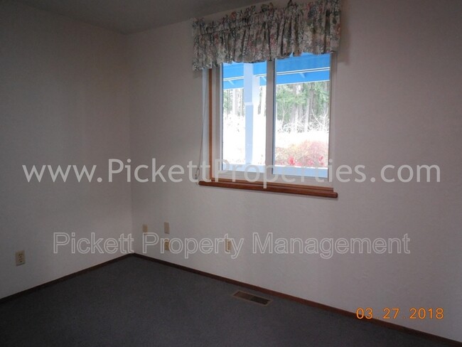 Building Photo - 1715 NW Saenz Ln