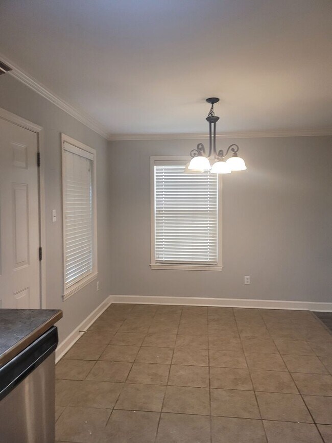 Building Photo - Home in Benton
