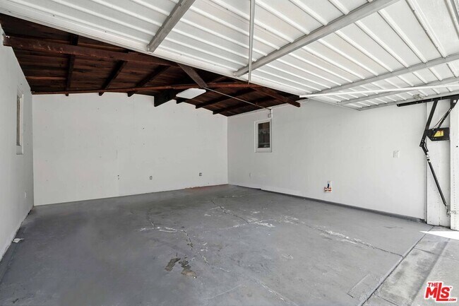 Building Photo - 1054 S Plymouth Blvd