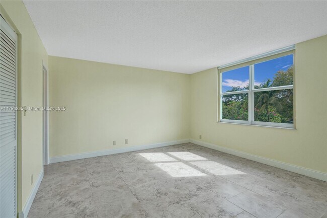 Building Photo - 1800 N Andrews Ave