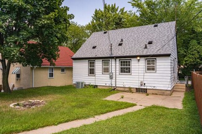 Building Photo - Charming 4bd. Tons of storage and 2 car garage!