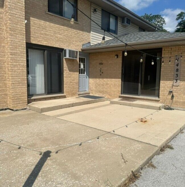 Building Photo - 14833 Kilpatrick Ave