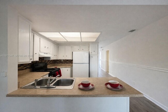 Building Photo - 7400 NW 76th Ct