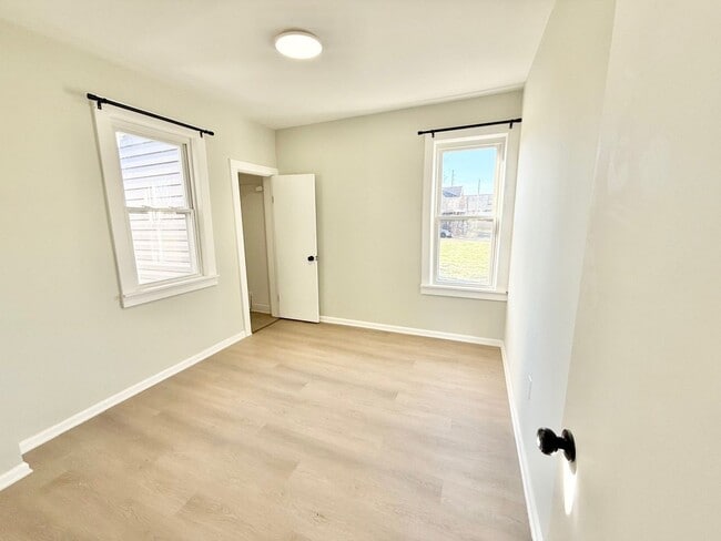 Building Photo - 924 Spring Ave NE