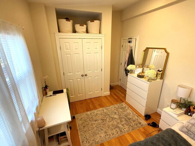 Building Photo - Awesome 4 bed 2 bath in Somerville... Don't miss out!!