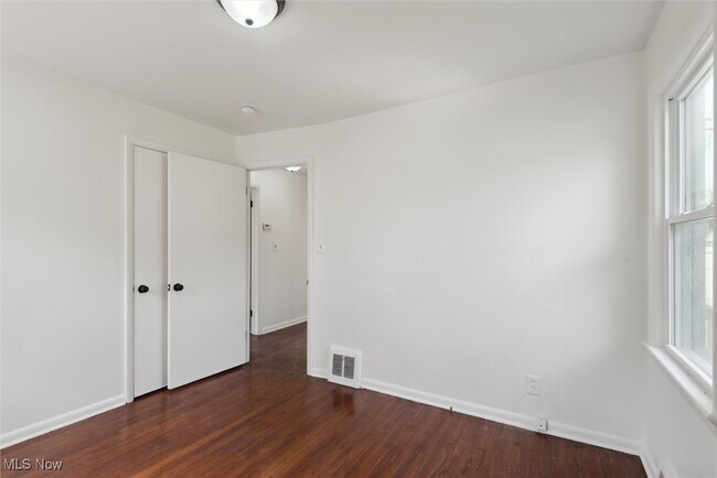 Building Photo - 13849 Shady Oak Blvd