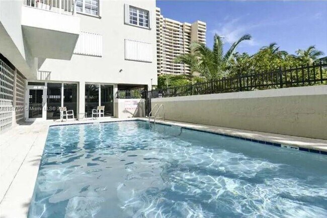 Building Photo - 2600 Collins Ave