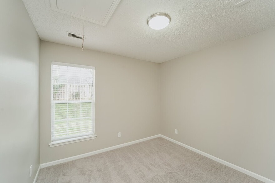Building Photo - 8232 Fox Swamp Rd