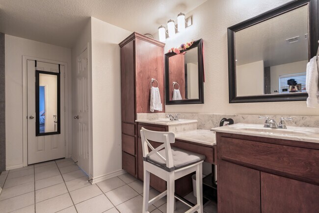 Building Photo - ** BEAUTIFUL 3 BED/ 2 BATH HOUSE **