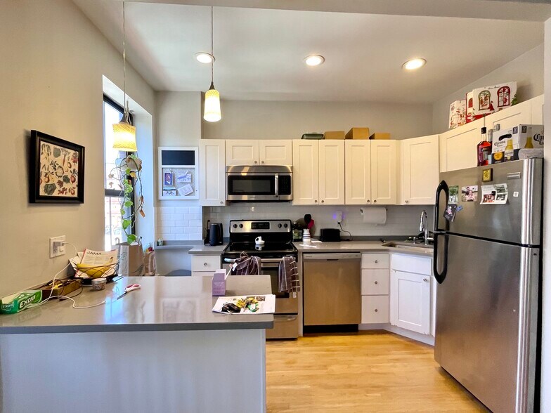 Building Photo - 33 Hanson St