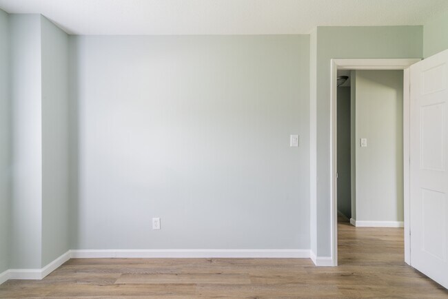Building Photo - 578 Tryon Pl