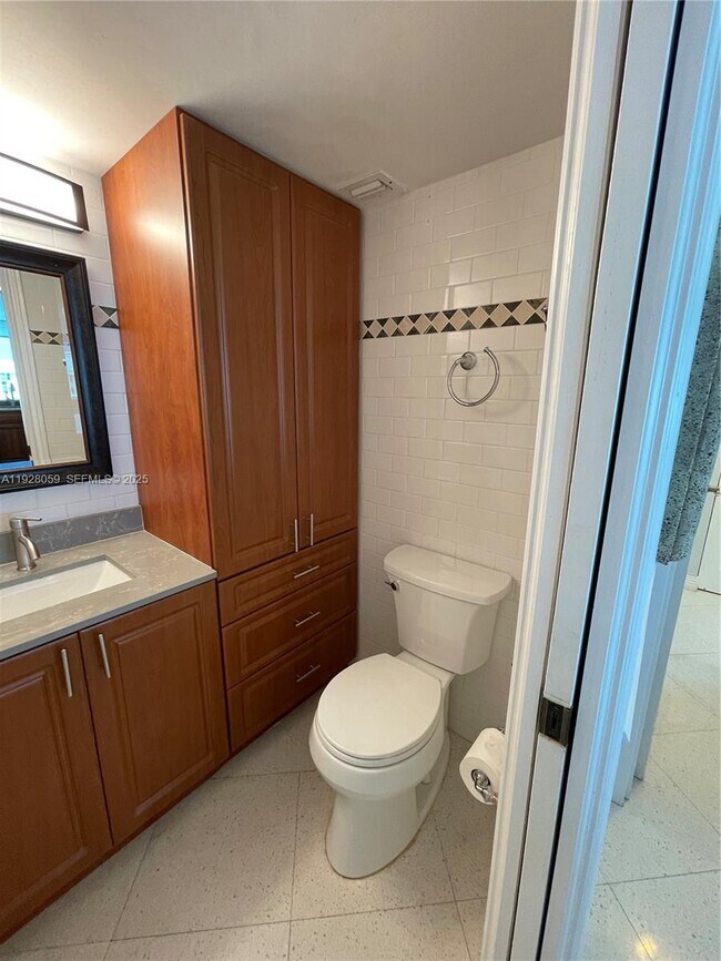 Building Photo - 2655 Collins Ave