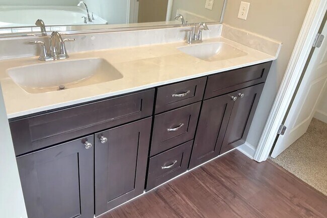 Building Photo - 271 Water Mill Rd