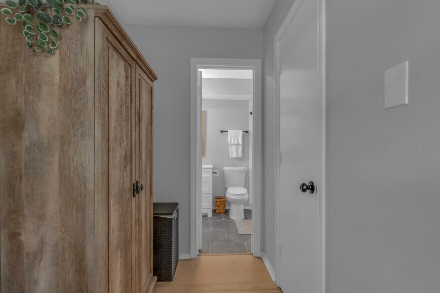 Building Photo - 5829 Sandhurst Ln