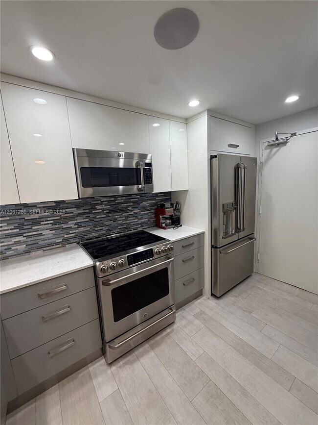 Building Photo - 5555 Collins Ave