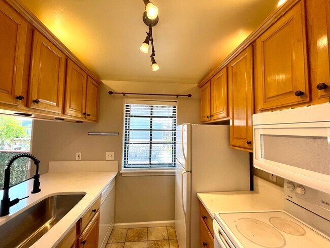 Building Photo - Cozy 1 Bedroom, 1 Bathroom Condo In the He...