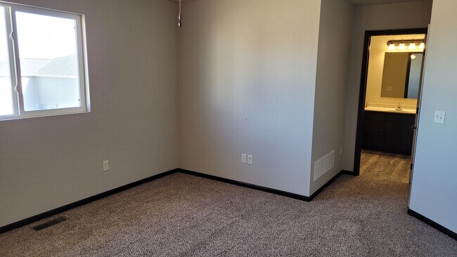 Building Photo - 628 Abraham Ct