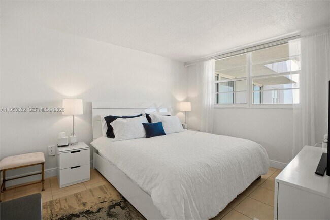 Building Photo - 465 Ocean Dr