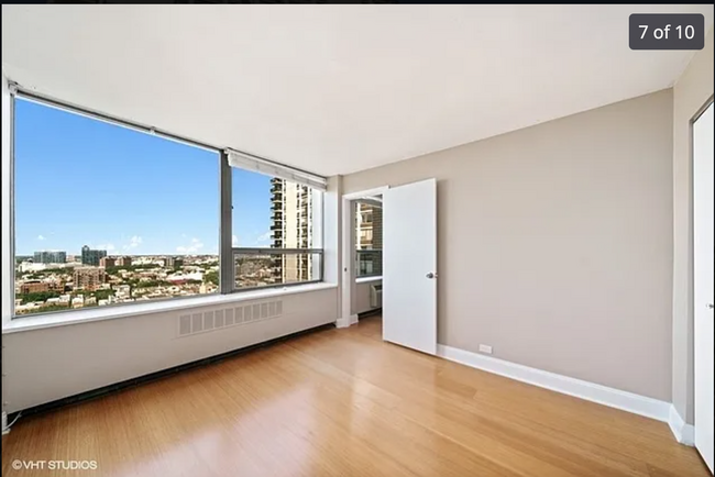 Building Photo - Sunny 1bd condo with huge window & great c...