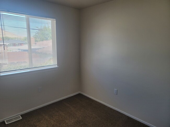 Building Photo - 3 Bedroom Town Home in Magna