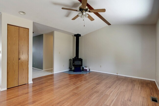 Building Photo - 3 Bed 2 Bath Home Near Town