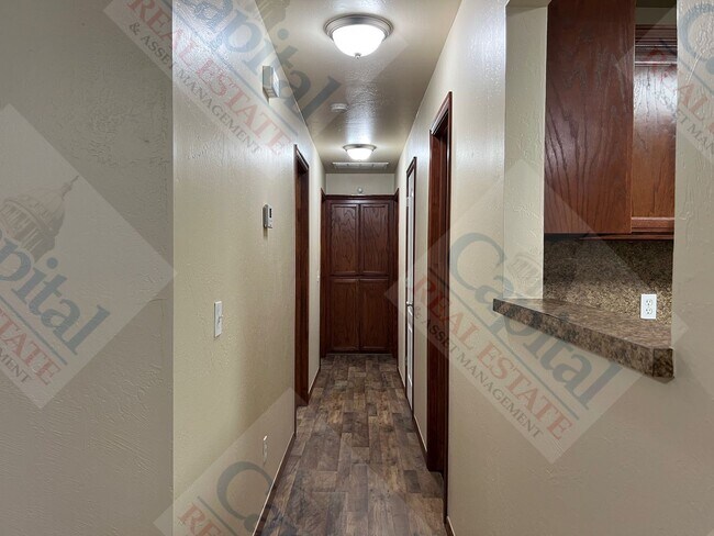 Building Photo - Spacious Duplex in Harrah