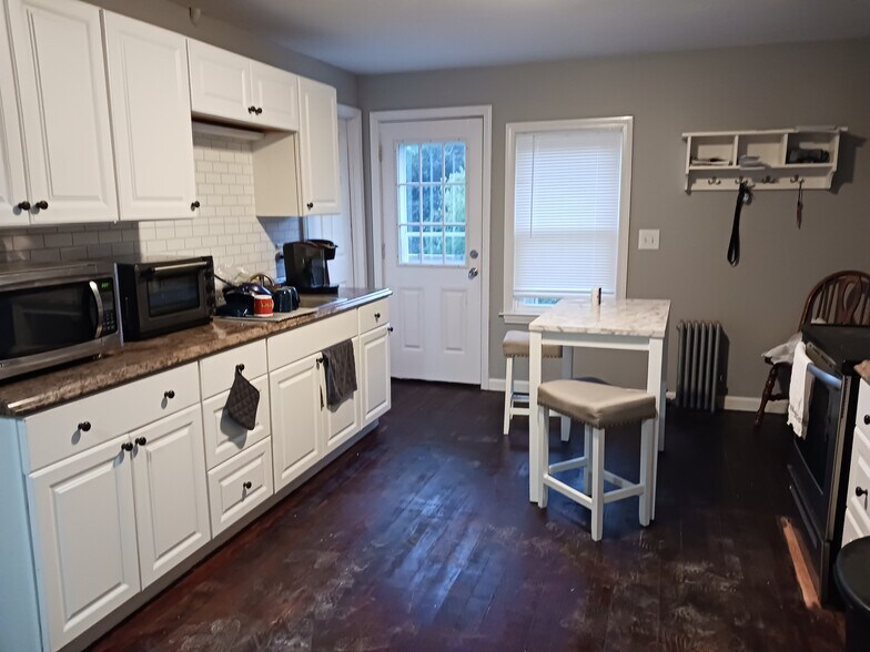Kitchen - 588 Hartford Ave W