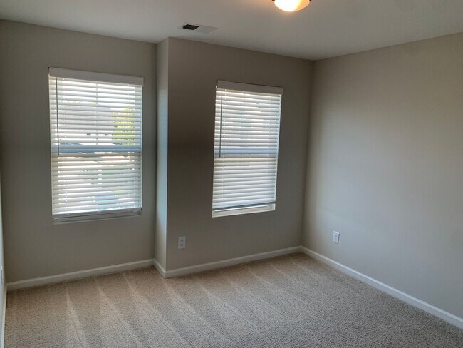 Building Photo - SUBLEASE AVAILABLE JANUARY 2026-JUNE 2026 WITH OPTION TO RENEW