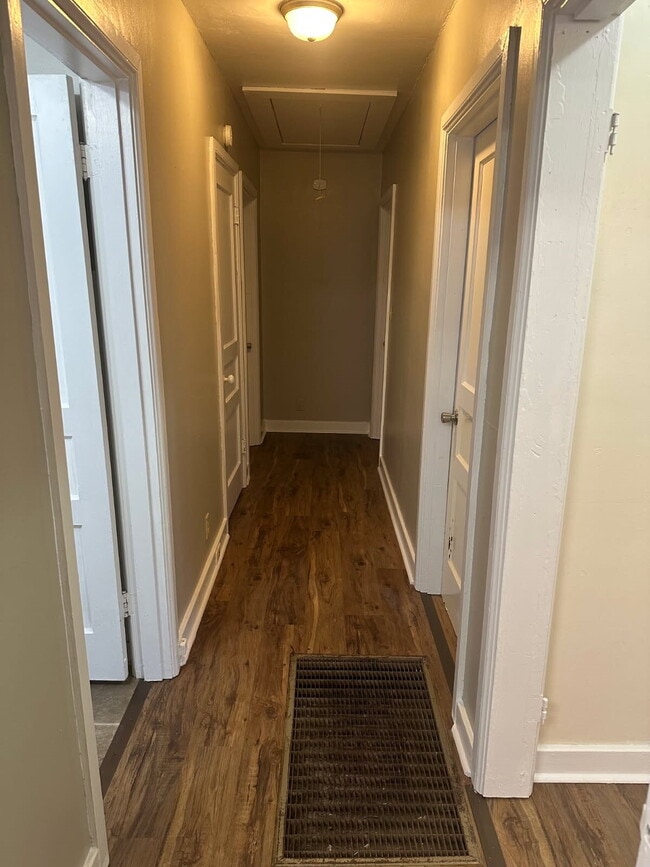 Building Photo - "Charming 3-Bedroom 1.5- Bath with Spaciou...