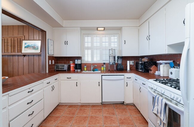 Building Photo - 2124 E Oceanfront