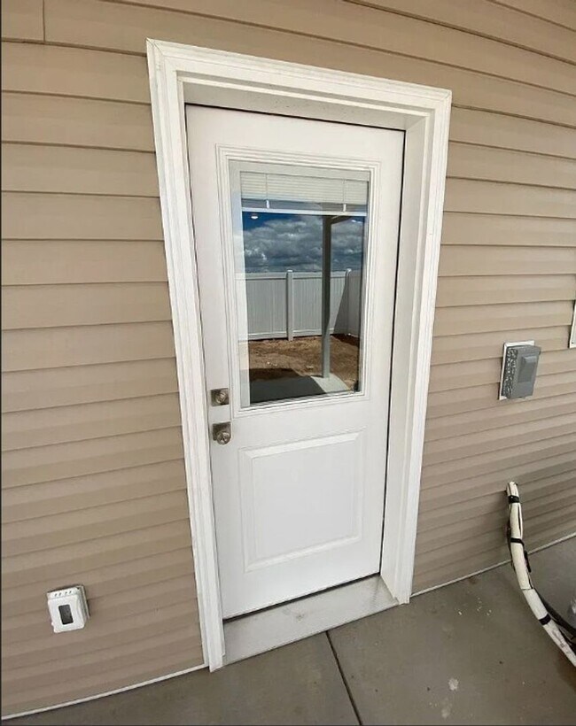 Building Photo - 3 Bedroom End-Unit Townhome in Cedar Bend – Great Cedar City Location