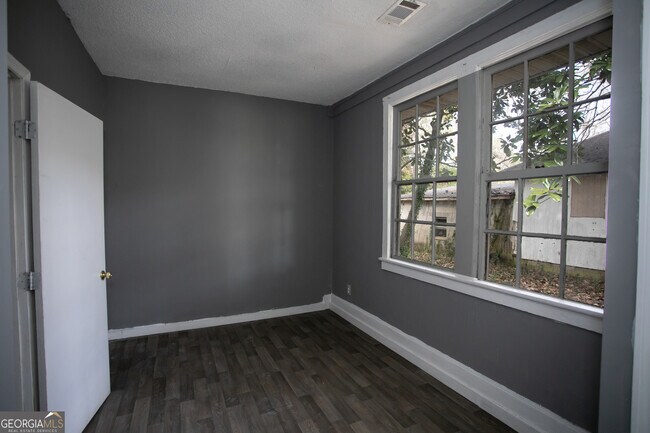 Building Photo - 402 Boulevard St